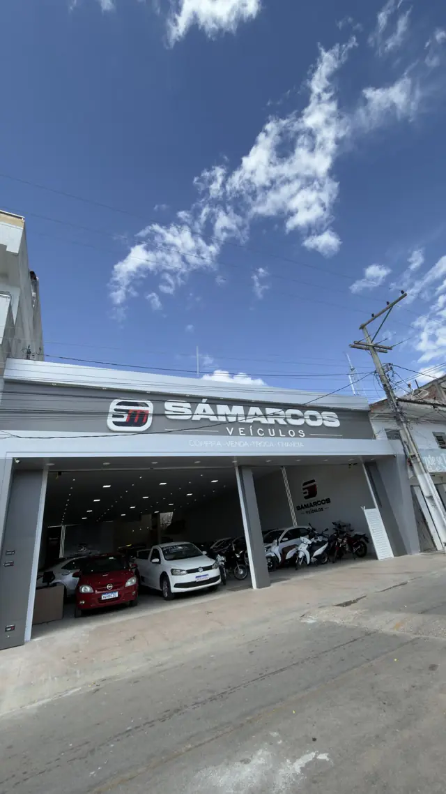 Fachada da Sá Marcos Veículos com o letreiro e o salão aberto para a rua