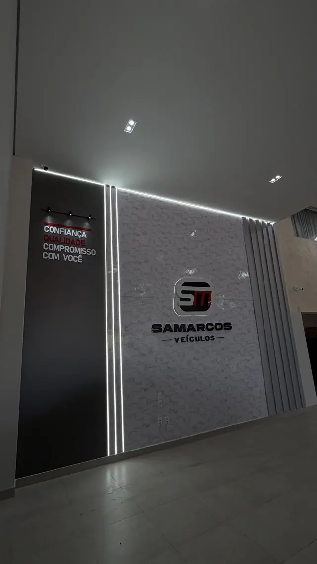 Parede iluminada com o logotipo da Sá Marcos Veículos